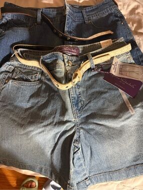 Gloria Vanderbilt Light Blue Denim Relaxed Jeans shorts